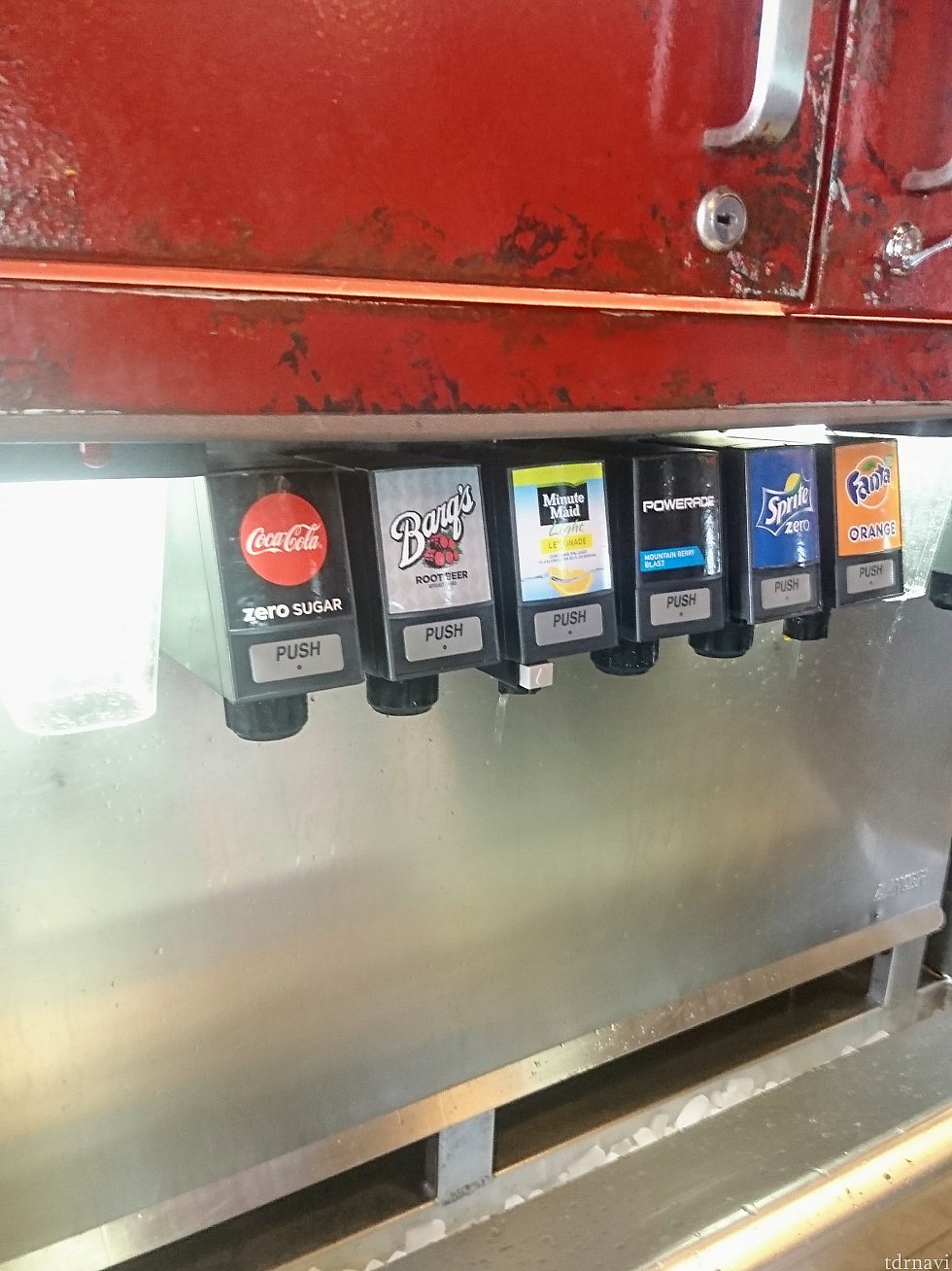 オフィシャルホテルのフードコートと同じタイプのドリンクバー。レモネードの横の小さなレバーでお水が出ます。使い込んだロッカーの様な演出がたまりません♬