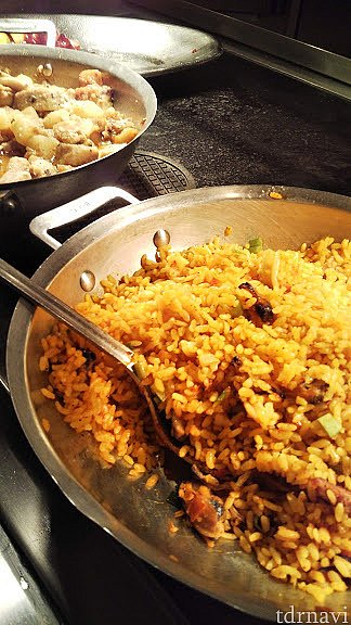 そして、そして、大切なお米~~!
食べやすい味付けのパエリアでした。こちらも魚介ですね。
辛くも無くて濃くもないのでたっぷり食べれちゃう。
ごはんと野菜で、おかずは魚介で。
WDWには珍しく、日本的で健康を取り戻せそう~!