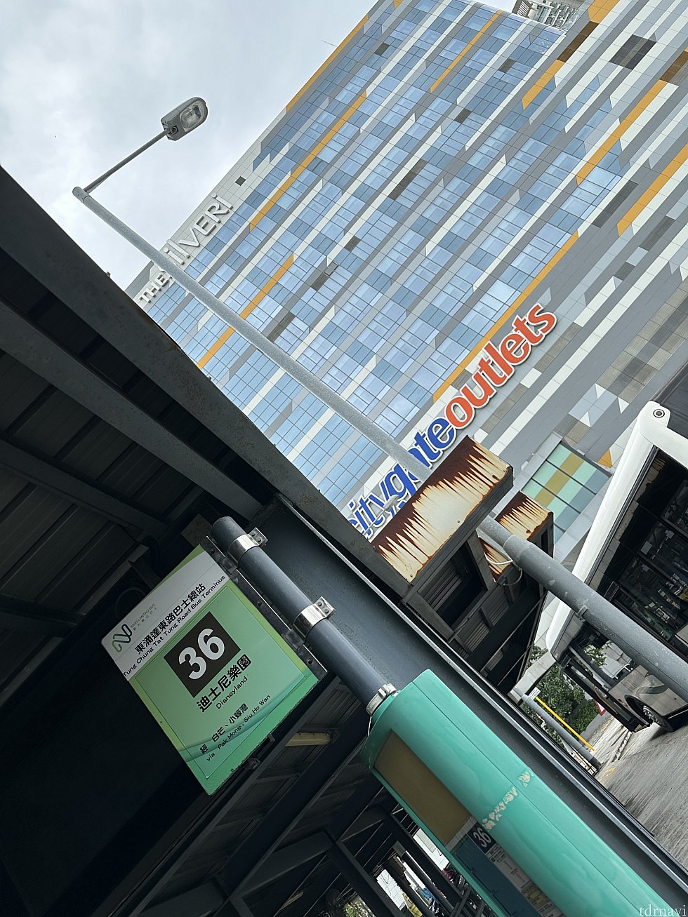 36番乗り場はS1バスの乗り場の建物を東涌駅とは反対側に抜けたところにあります。
