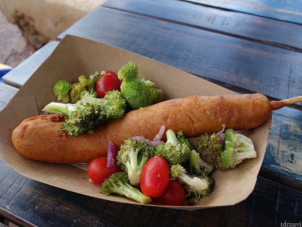 2軒目:Fried in Curried Corn Batter with Roasted Broccoli and Tomato Salad 8.99ドル