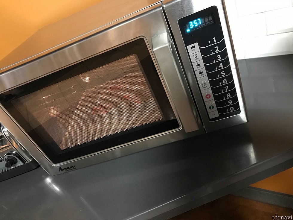 フードコートの電子レンジです
お米が恋しくなった時に使用しました
使い方はイマイチでしたが右のボタンを押していたらなんとかなりました