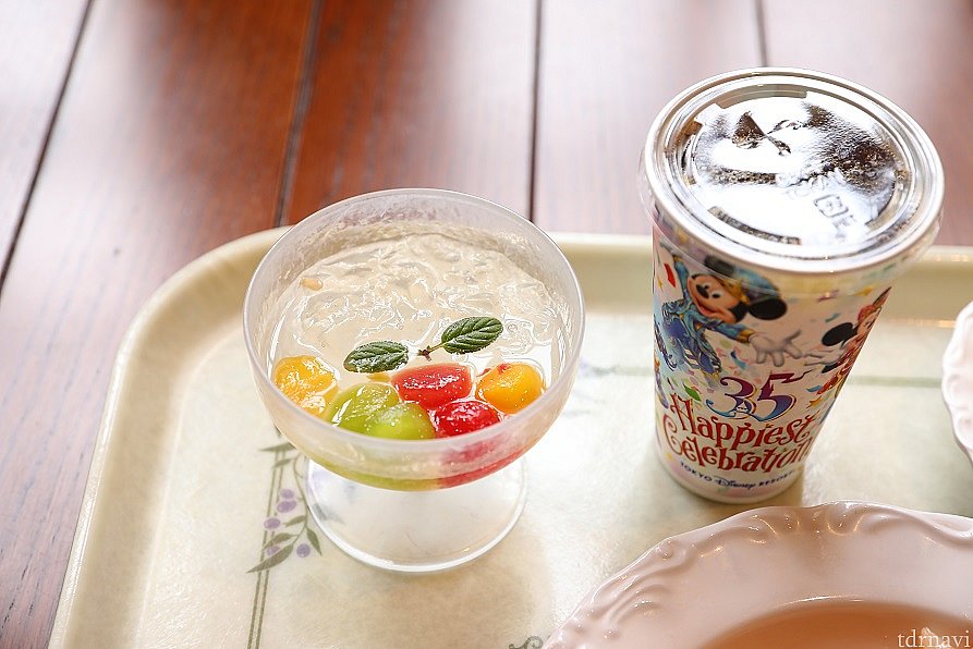 デザートの
レモンゼリー&フルーツ
ミントの葉も添えてあり清涼感抜群です!
これから迎える暑い日にまた食べたいですね♪