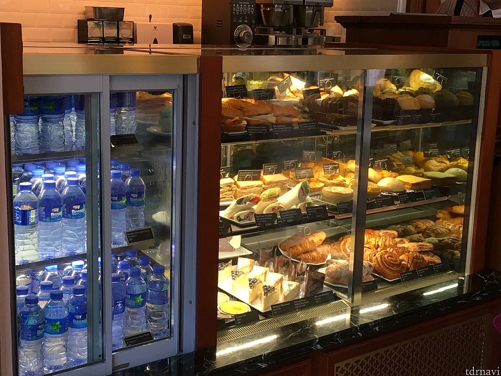 ショーケースには水と軽食が。水はセルフで取るようです