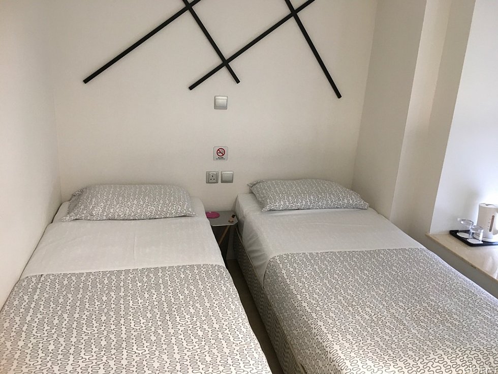 部屋に入るとすぐベッド。170cm近い私の身長でも大丈夫な長さがありました。かなりきれいな感じです。WiFiはありますが、パスワードはエレベーター内にしか記載がないので写真を撮っておくと安心です