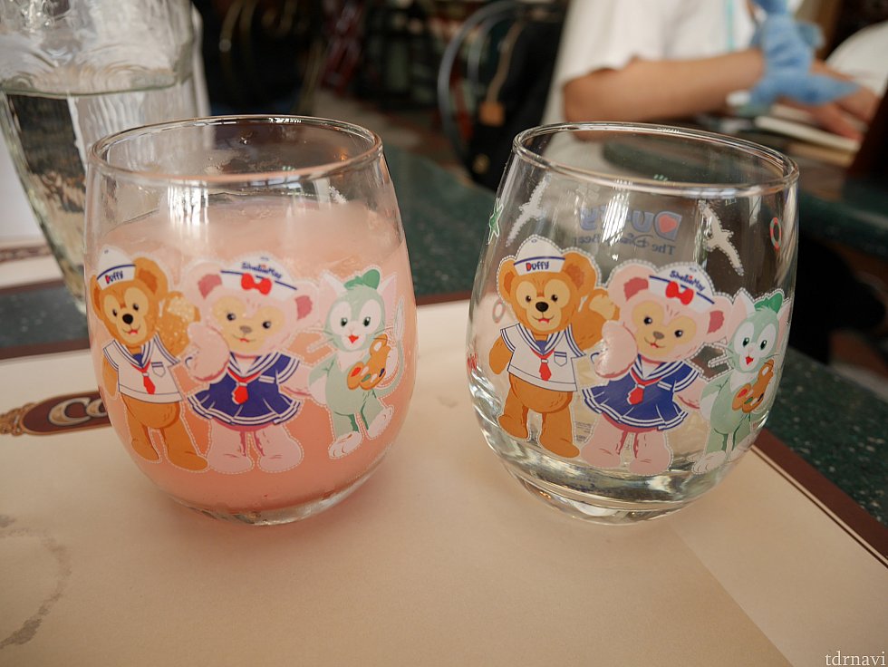 飲み物を入れて出されるものと、お土産用に新しいものをくれます