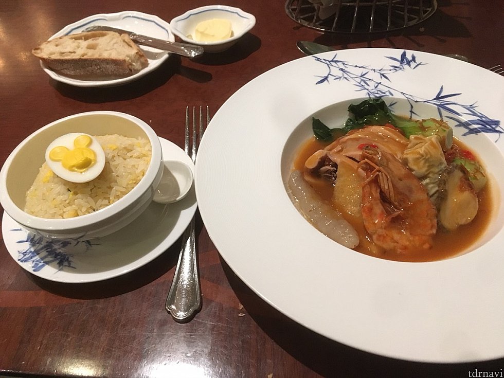【メイン1】お米食べたい&エビ大好きなのでこれにしたのですが、右のお皿が中華独特の苦手な味で少し辛かったです。ちょっと残しちゃいました。