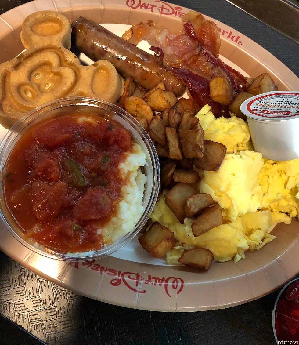 Animal Kingdom LodgeのBounty Platter。
手前にあるのはアニマルキングダム限定のグリッツのアフリカンサルサ添え。アフリカンとありますが、普通のサルサと同じような味で食べやすかったです。