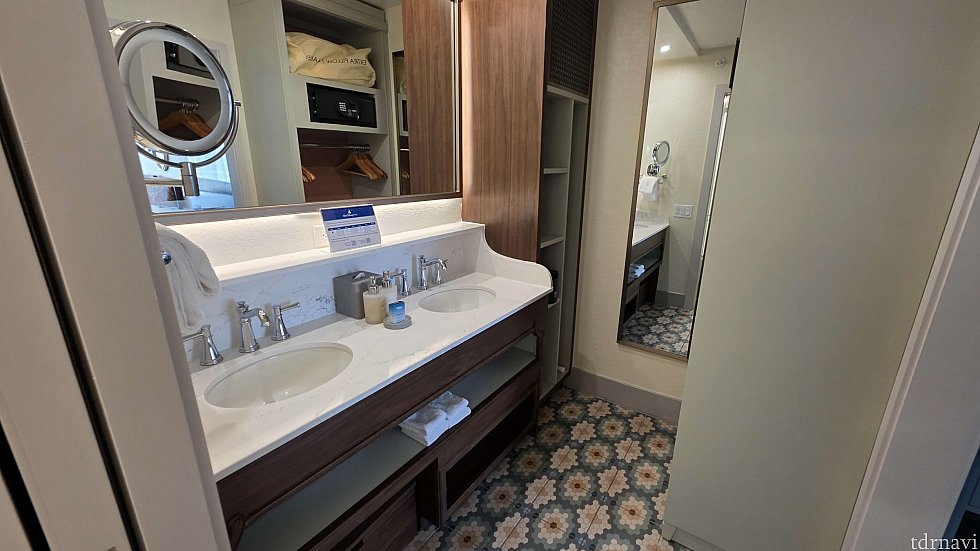 2人以上で泊まる時はシンクが２つが便利