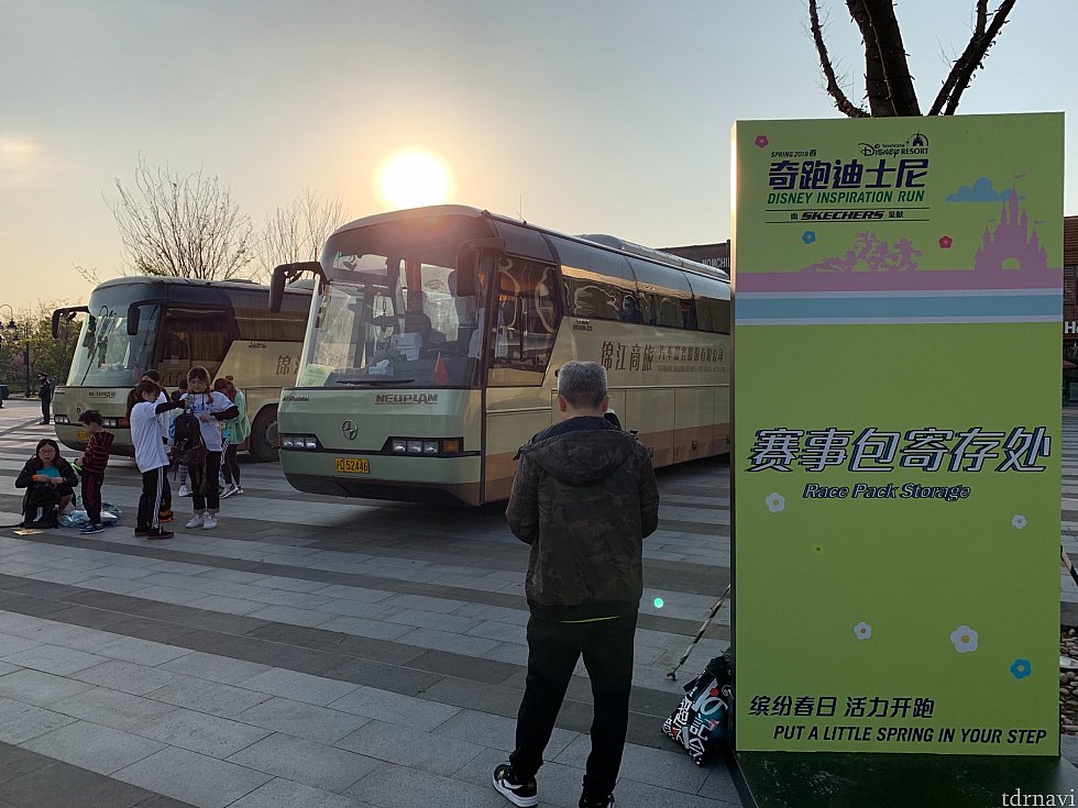 スタート地点付近にも荷物預けのバスが…。駐車場で預けずにここで預けるのが便利ですね!