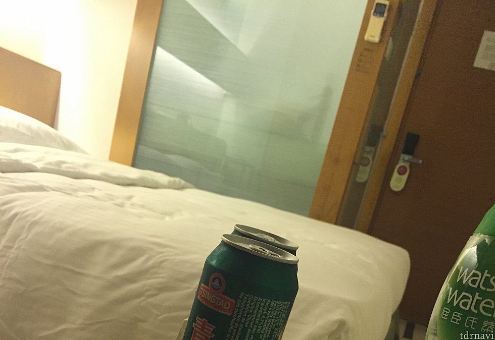 お部屋の写真がこれしかなく申し訳ないです。青島ビールは地下のセブンで買ったと思われますが、レジ袋貰えないので袋は持参しましょう!