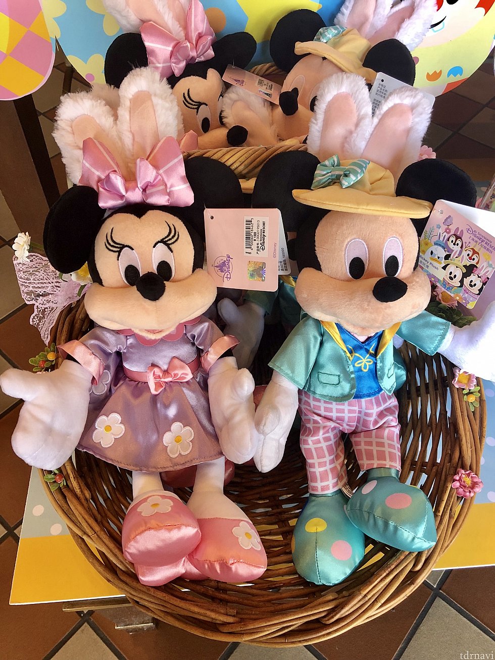 ミキミニのぬいぐるみ 各169元。ミッキーの靴が水玉♡