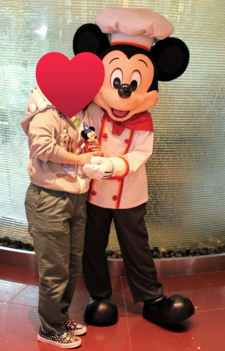 ミッキーとパチリ😍💕
肩を抱いてくれる優しいミッキー❤️