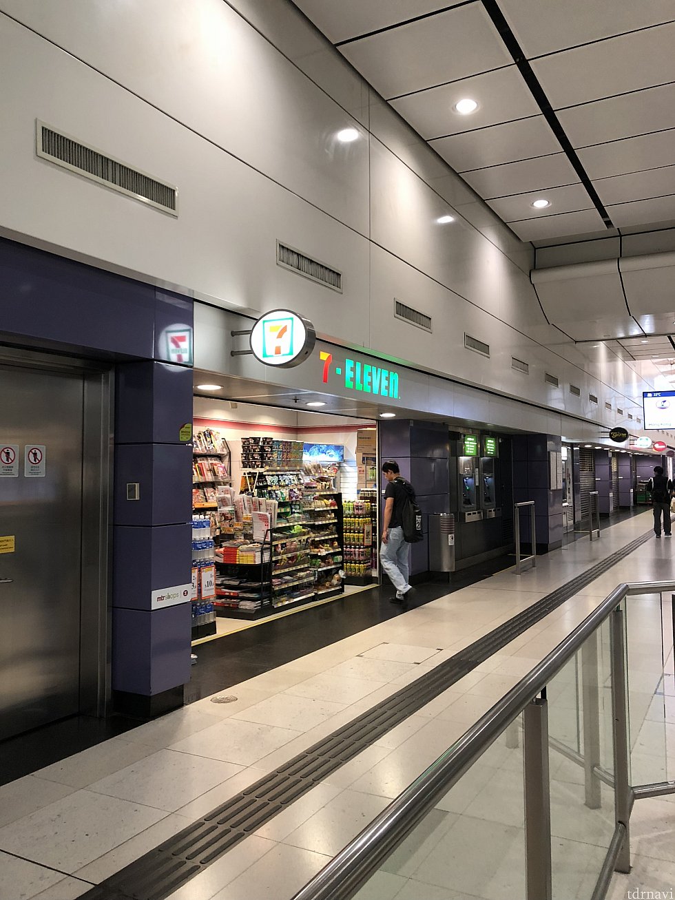 東涌にはたくさんのお店があります。
セブンもあるので水とか買っておくといいかも