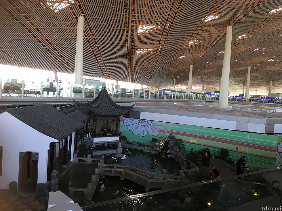 帰りの北京ではゆとりがあったので、ラウンジでのんびり。空港内にはこんな風情のある建物もあるんですね