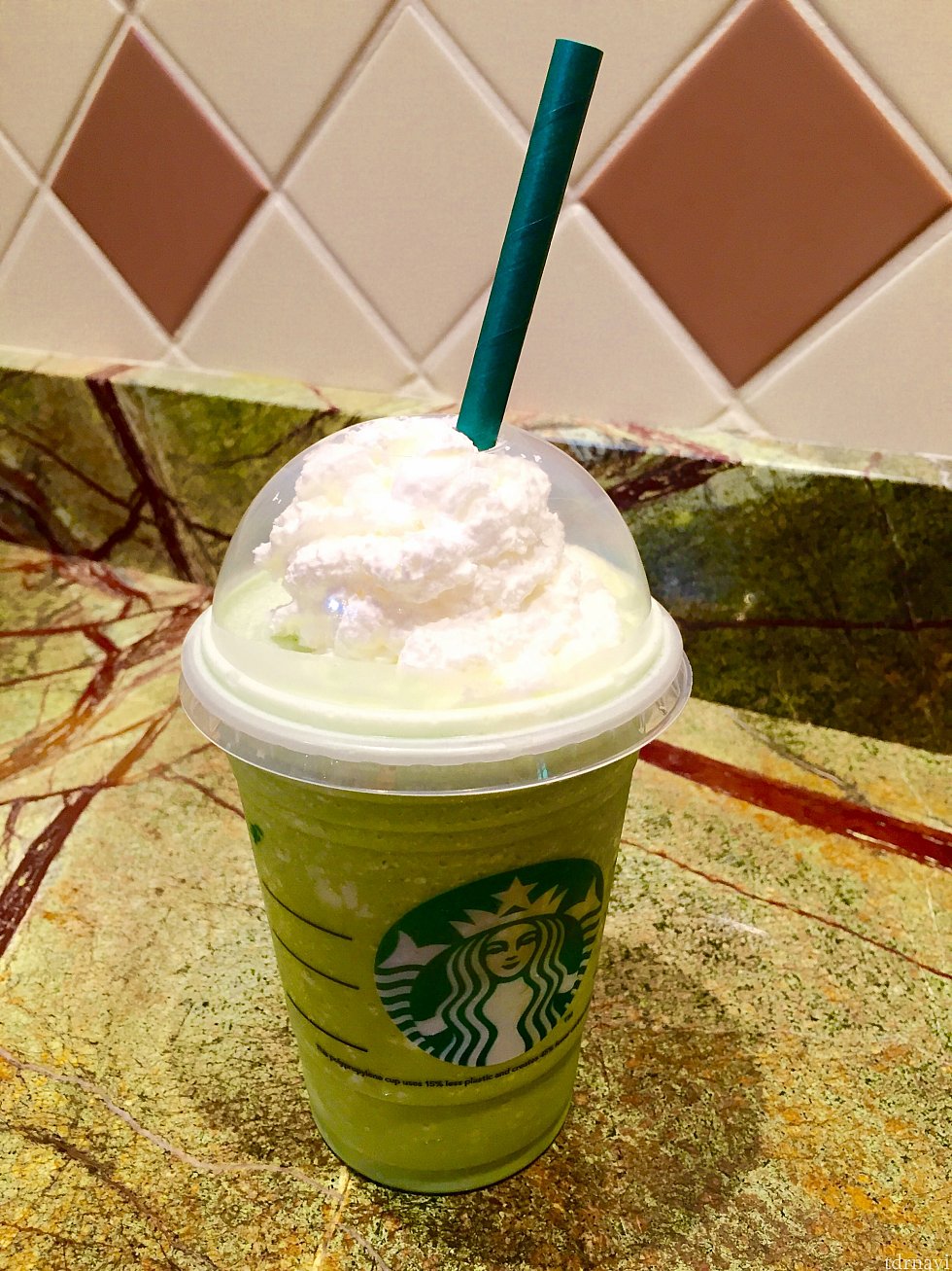 僕のお気に入りの抹茶フラッペチーノ。紙でできた地球に優しいストローなんですが、時間が経つとフニャフニャになってきます。