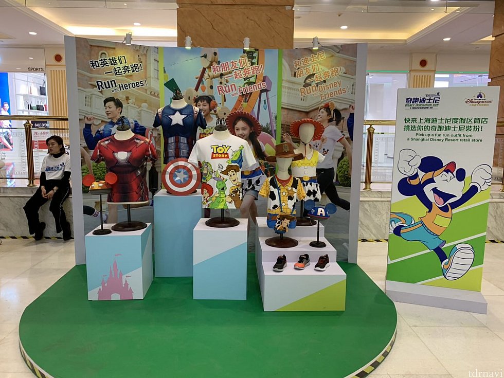 キッズ向けのアパレルの展示も。