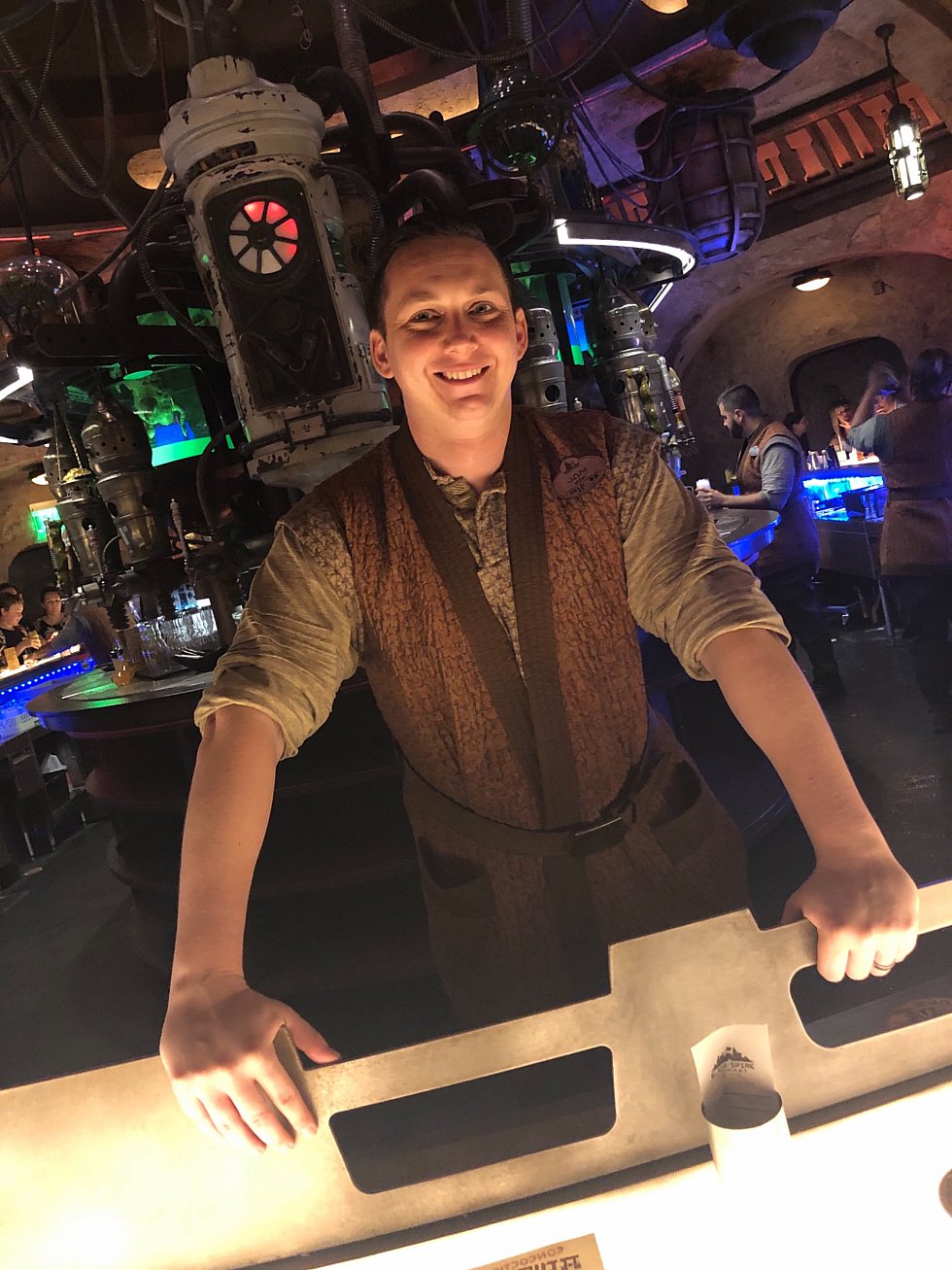 バーテンダーさん達のコスチュームもスターウォーズしてます。ポーズとっていただきました。
