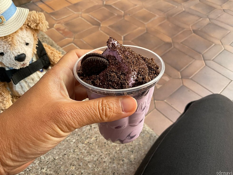 こちらが後日香港のマクドナルドで食べた「紫いもソフトクリーム　オレオクッキートッピング」。こちらは7香港ドルだったことを考えると、うーむ、テーマパーク価格
