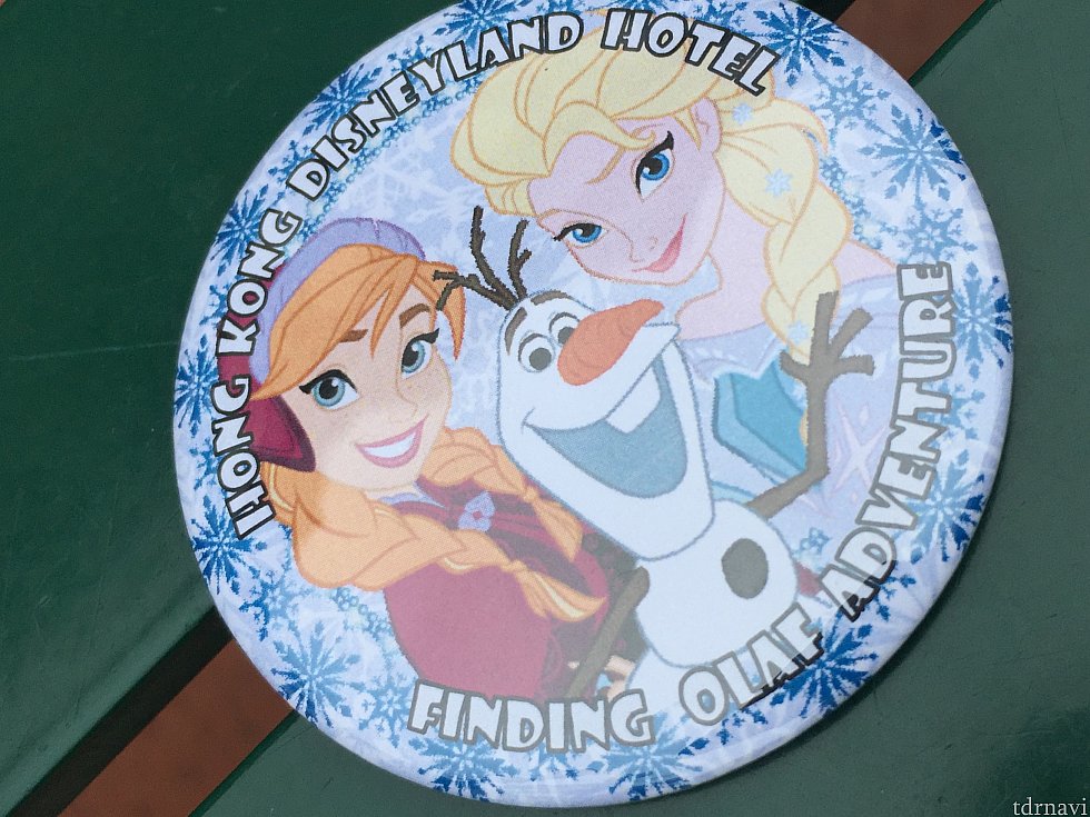 ゲームをクリアすると可愛いアナ雪の缶バッチがもらえます🤗
缶バッチに『FINDING OLAF ADVENTURE』と書いてありますね!これがこのゲームのタイトルのようです✨