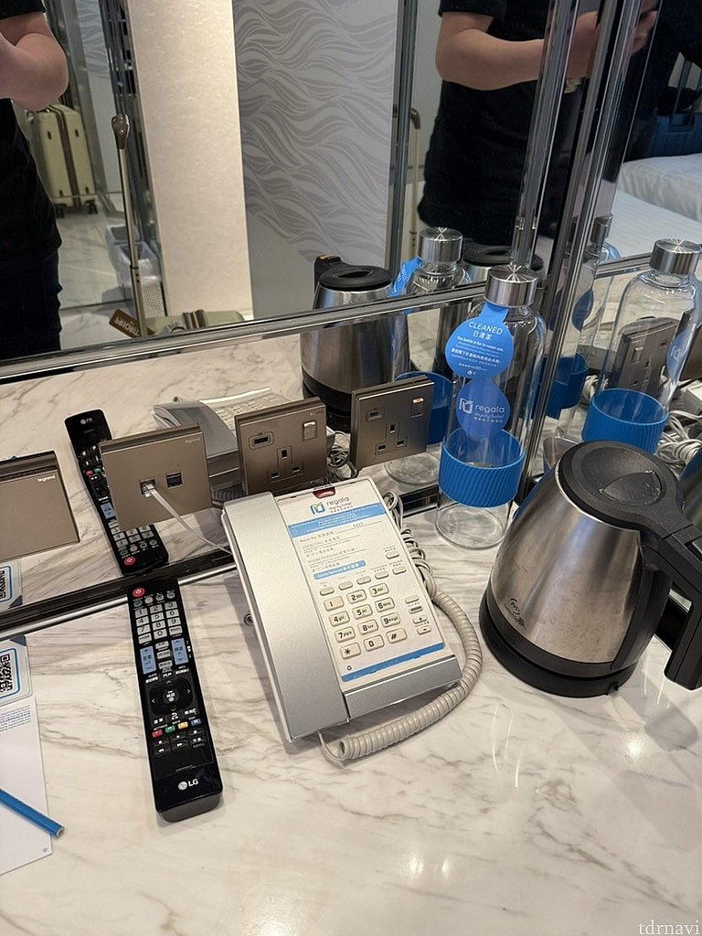 ポットなど備え付けのもの<br>
奥にあるタンブラーは80HKDと有料ですのでお気をつけください