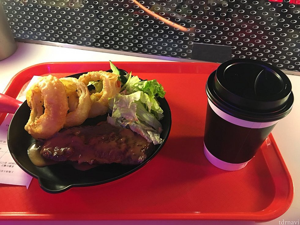 新メニューのステーキ。ドリンクがついて98元也