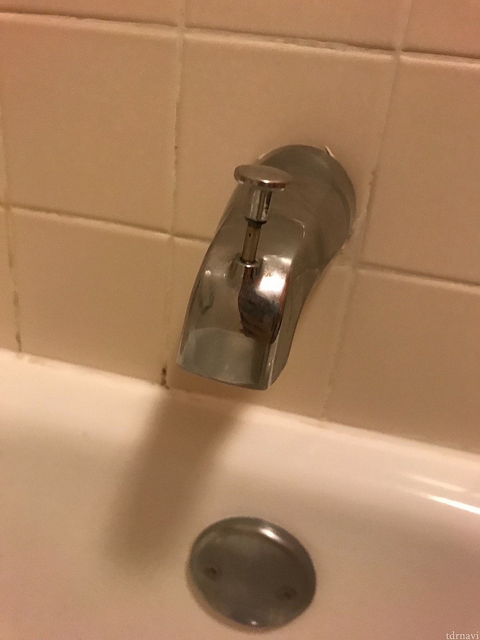 写真のように上についている出っ張りが引っ張った状態だとシャワーからお湯がでます
これを下に押すとこちらからお湯がでます
こっちで温度調整を行なってシャワーに切り替えることをお勧めします
ただし、切り替えた時一瞬ですが冷たい水が出るので注意です