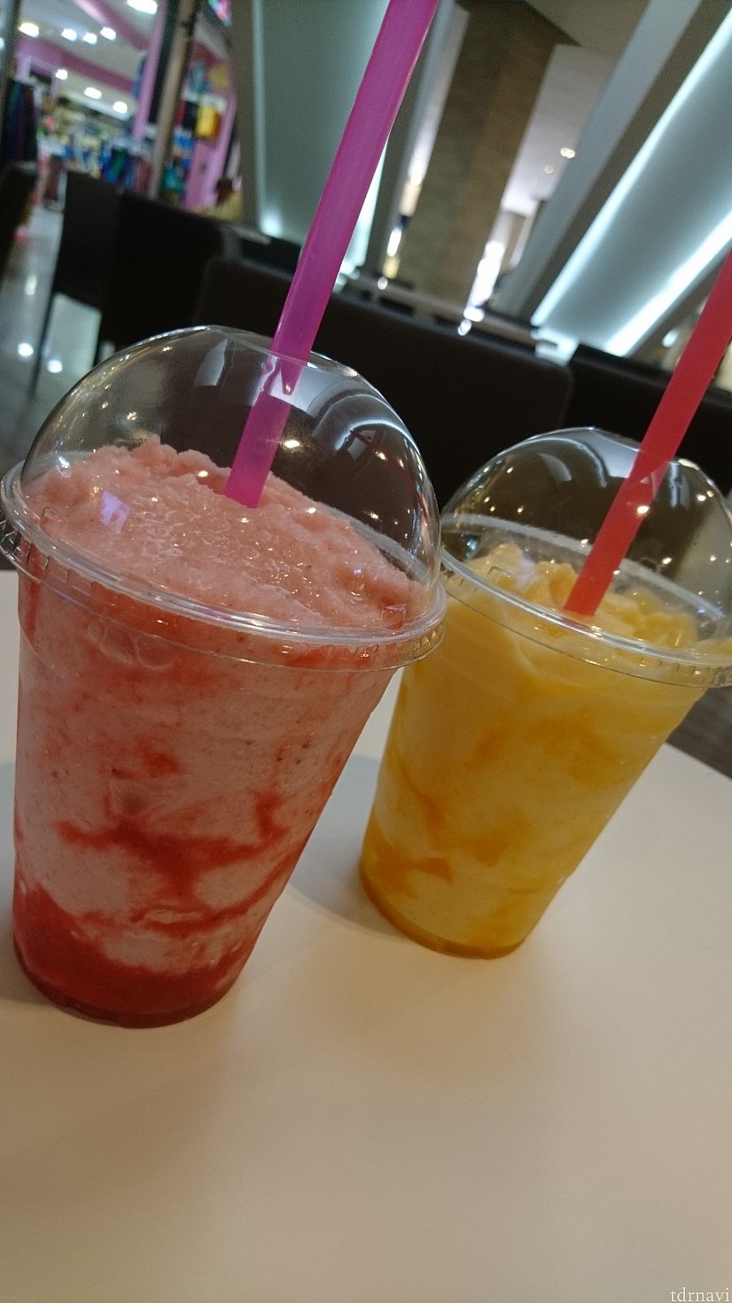 スムージー!マンゴー、いちご、ベリー(ブルーベリー)がありました。アメリカドルで3ドル支払ってお釣りがきました。(45メキシコペソ)
ちなみFresaがいちごです。
