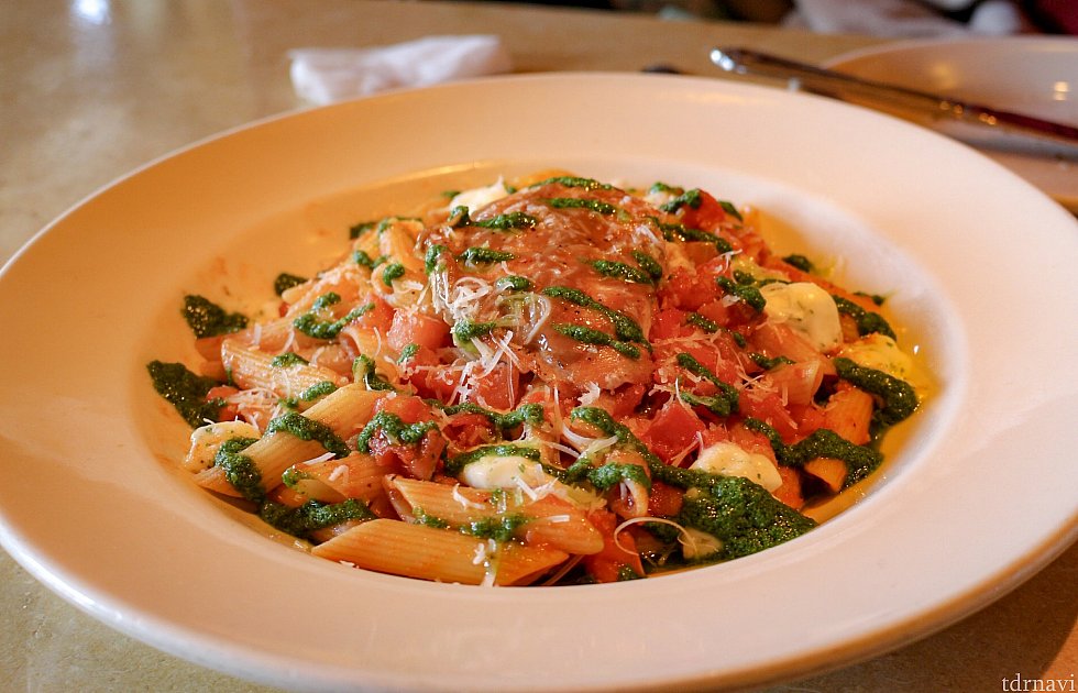 TOMATO BASIL PASTA!
熱々で美味しかったです!ペンネなのでシェアもしやすかった😃