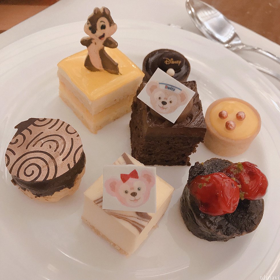専用ラウンジでの軽食
