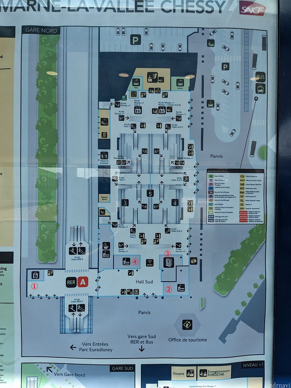 構内地図です。<br>
A線やTGV出来たら、こちらのマップのどこかから出てきます。<br>
下がランド/スタジオ/village側。<br>
右がホテルへのバス乗り場です。