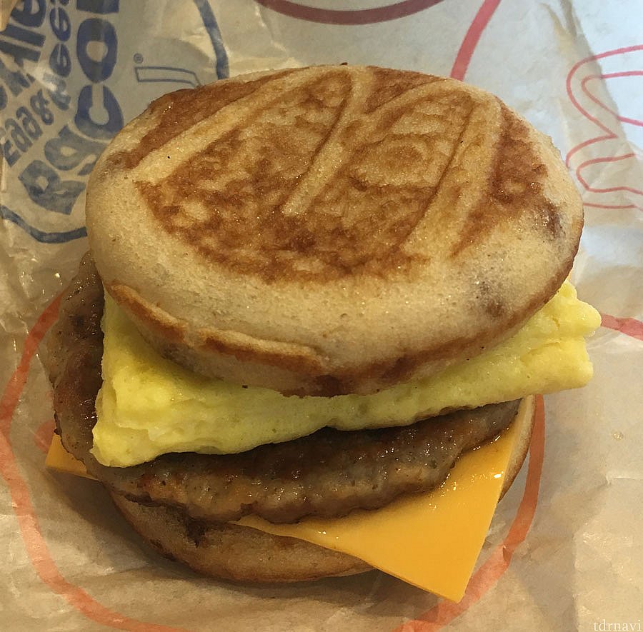 ブレックファストバーガーどれでも1ドルクーポンで、ソーセージエッグマックグリドルが1ドル。