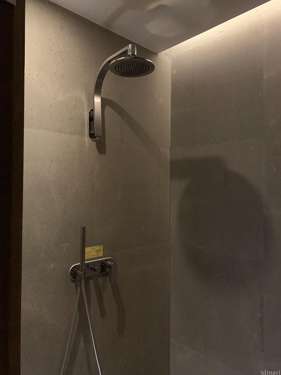 シャワーは固定型と可動型の2つ
水圧はちょっと弱いかな???