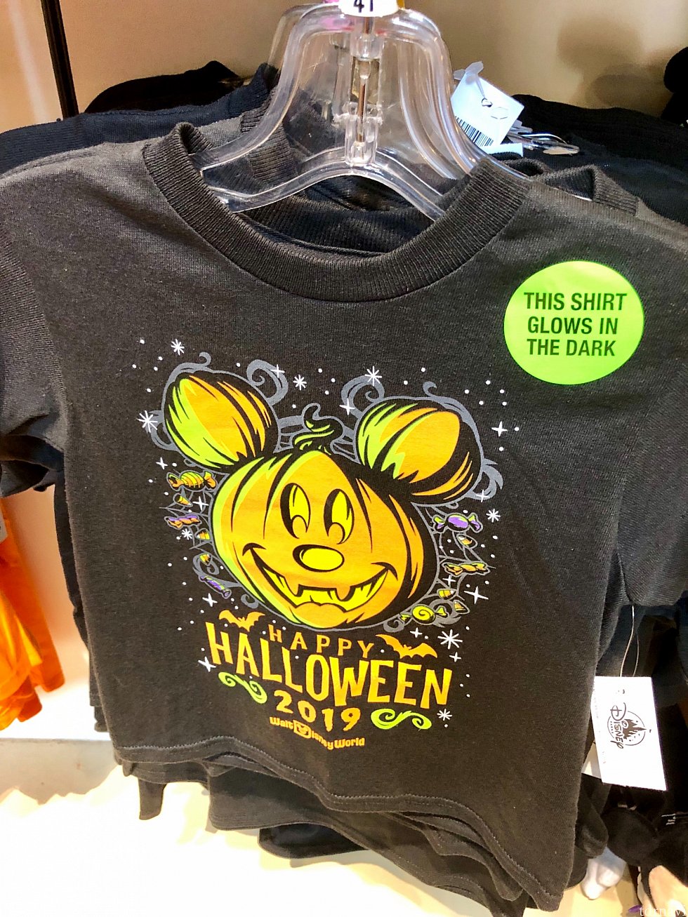 写真はお子様用Tシャツですが、大人用もあります。こちらも暗闇で光ります。大人用が$24.99、お子様用が$19.99です。