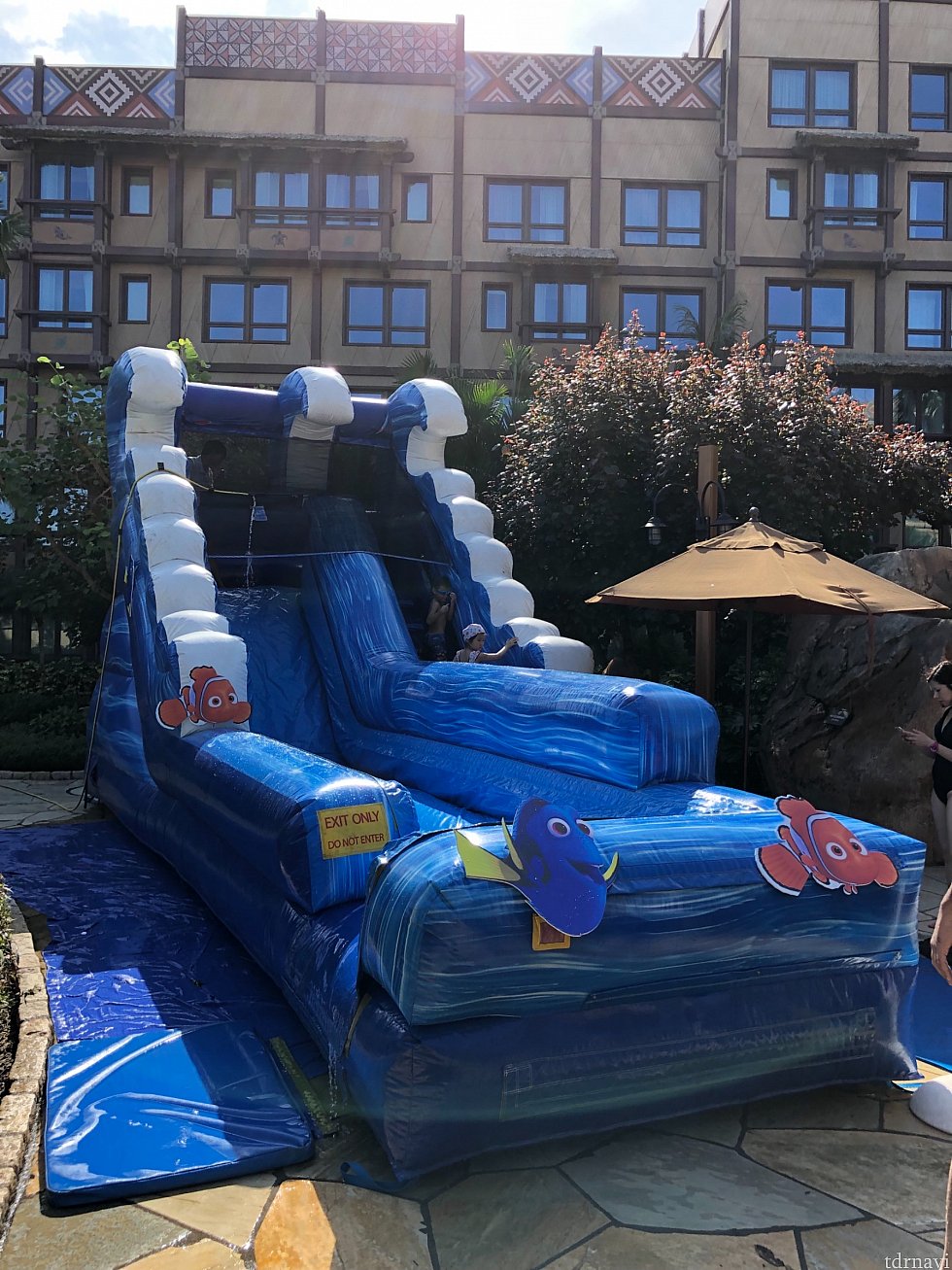 ロッジの15時からのアクティビティのニモのスライダーです。このスライダーはプールサイドにあってプールが使える宿泊者でないと遊べないかも…。