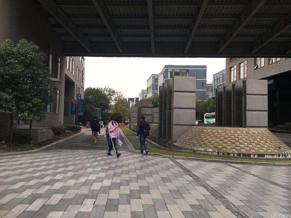 まっすぐ進んだところにあります。駅からの徒歩所要時間は7、8分といったところです