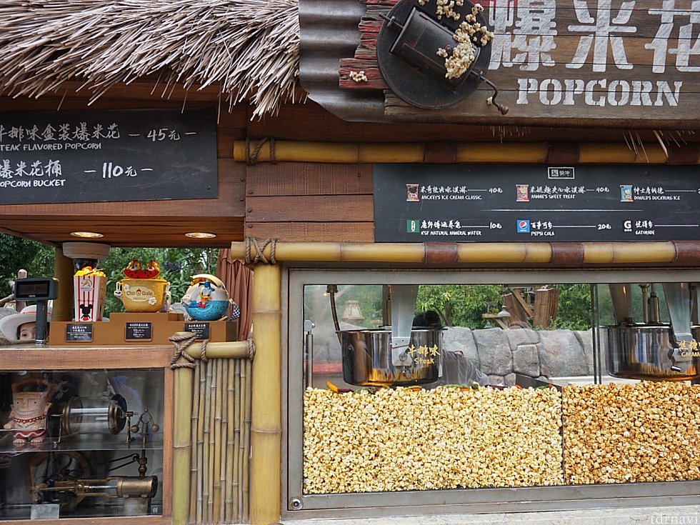 ②キャンプ・ディスカバリー前。
ステーキ味とキャラメル味の2種類