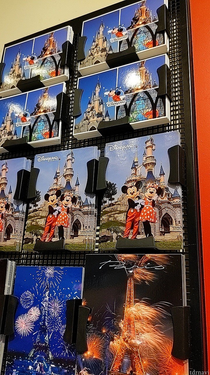 駅のショップで見つけたポストカード。<br>
ディズニー関係は２種類だけでした。