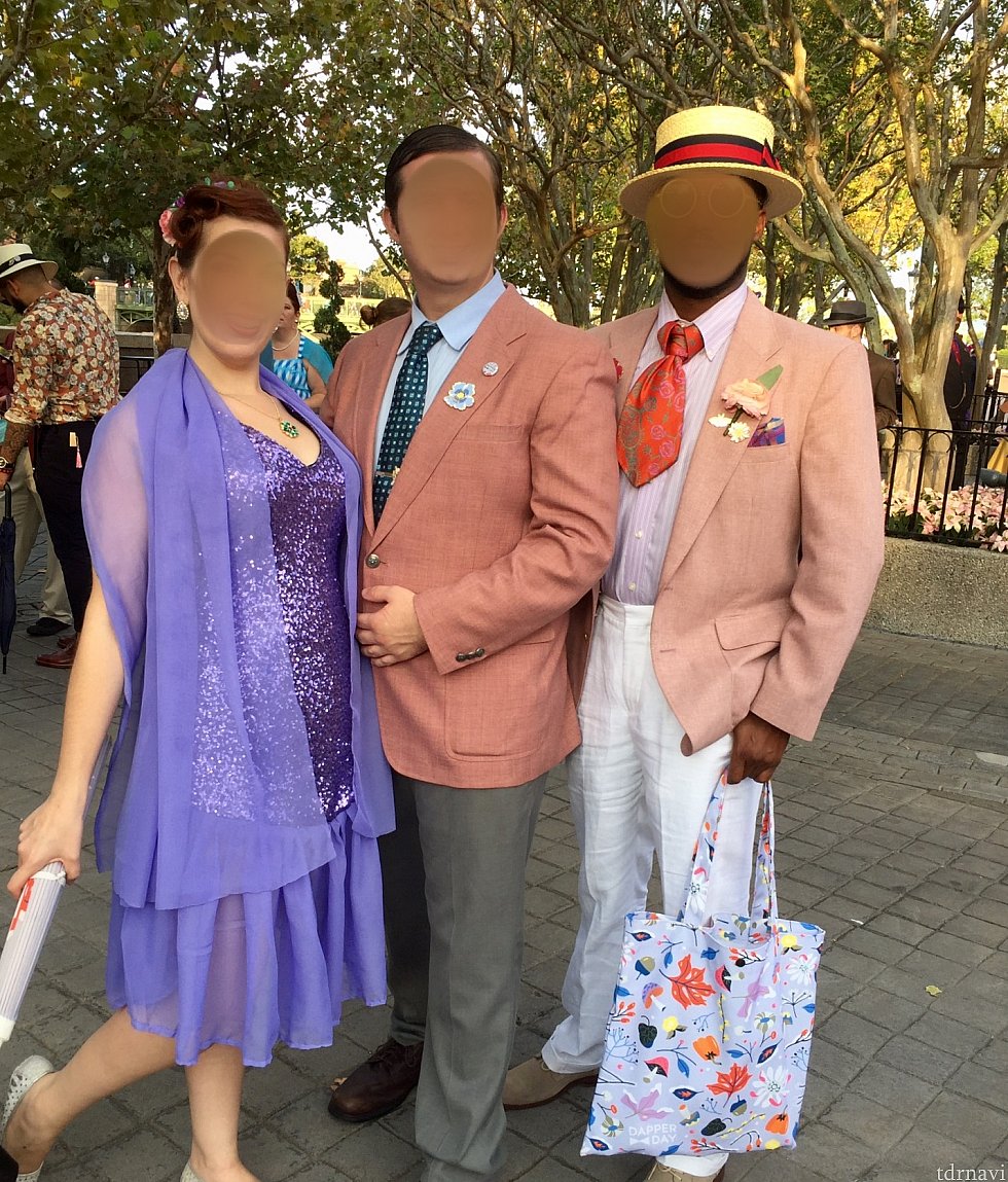続いて目を引いたのがこのグループ。全体の色合いが素晴らしいです。女性のドレスも素敵なんですが、右側の男性のセンスが良かったです。色合いと言い、アクセサリーと言い、男性での1番手は彼だと思いました。