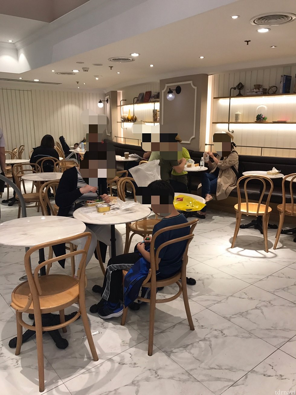 店内のテーブル席。テラス席もあります