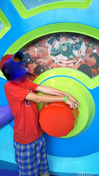 こういう、いかにも動きそうなものばかりなんだけど・・。
動くようにしてくれたら面白いんだけどなあ。
この辺のラインになると、上に天井がついているエリアになります。日陰ではありますが、オープンエアなので涼しくはありません。