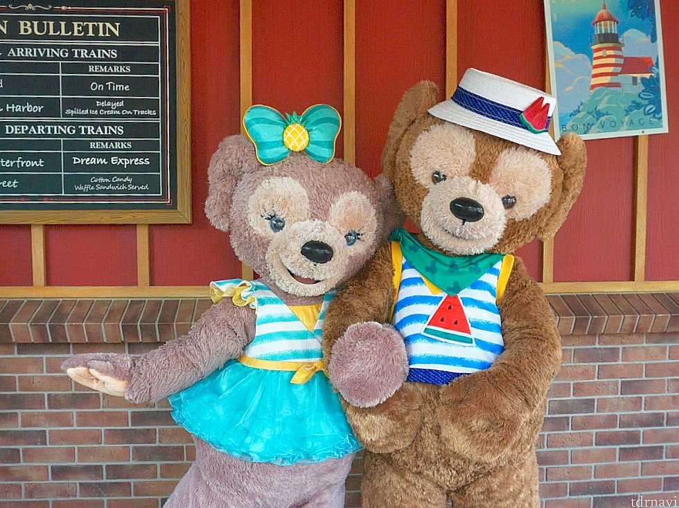 『Whistle Stop Shop』のグリーティングスポットがリニューアル♪イベントコスチュームがほんとに可愛い!ダッフィーに寄り添うメイちゃん♡