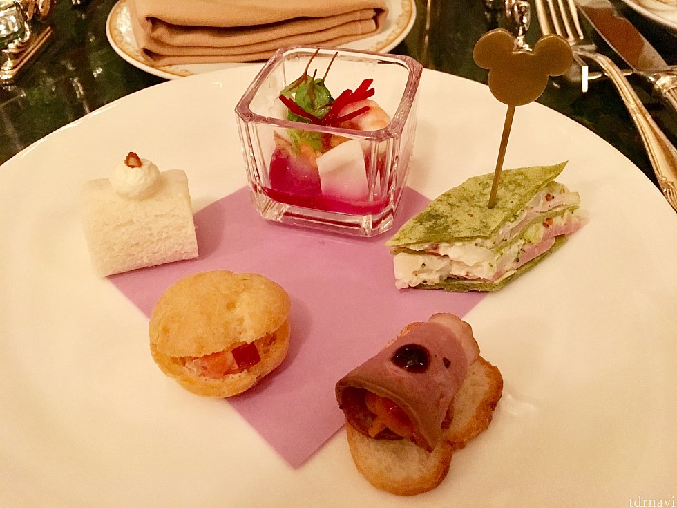 【3段目】奥から時計回りに、ビーツとシーフードのマリネ。ハムと野菜のトルティーヤ。ペペロナータと鴨肉のブルスケッタ。スモークサーモンとりんごのプチシュー。スウィートポテトのサンドウィッチ。甘いものだけだと、ちょっとしょっぱいものが欲しくなります。そんな時にこのプレートはありがたいですね。どれもみんな美味しいです。特にブルスケッタが気に入りました。