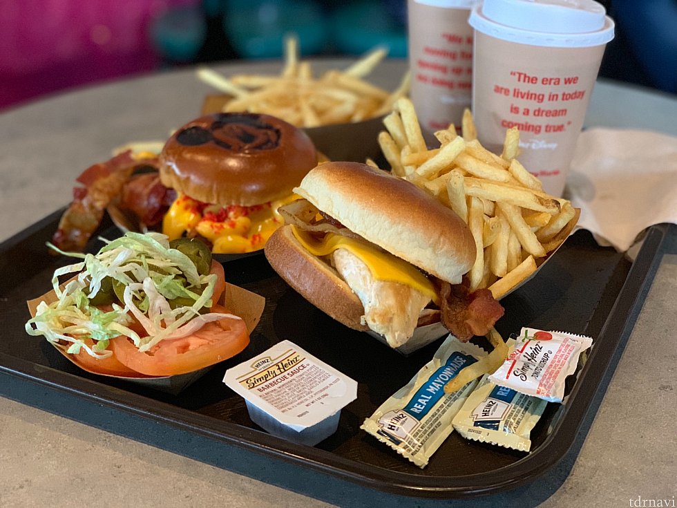 私が注文したものは手前のグリルチキンバーガーです!🍔友人の注文した奥のミッキーバーガーも可愛いかったです💓
