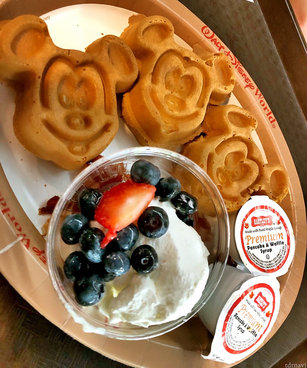 Animal Kingdom Lodgeのミッキーワッフル。
ポップセンチュリーにはない、ホイップクリームとベリーが添えられていて、ホイップクリームがとってもおいしかったです。