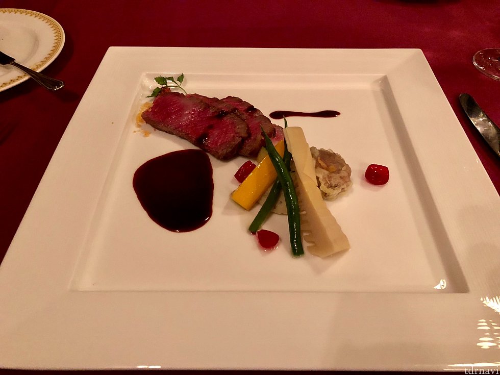 ガリオン3品目。
黒毛和牛のロースト。
お肉は柔らかく絶品です!