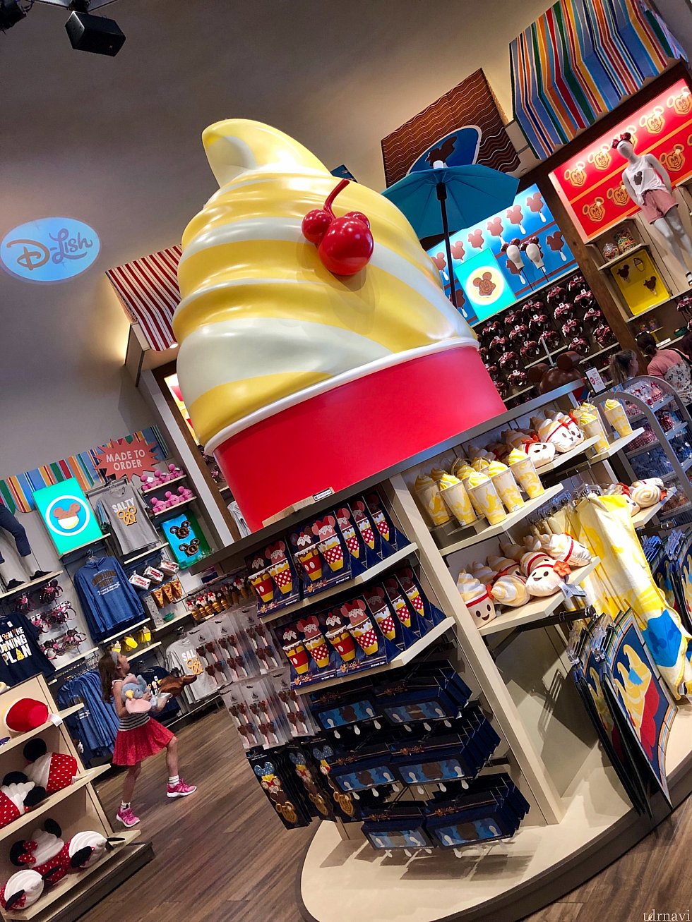 WDWパークで人気のデザート「ドールホイップ」が大きなモチーフになっているエリア。
