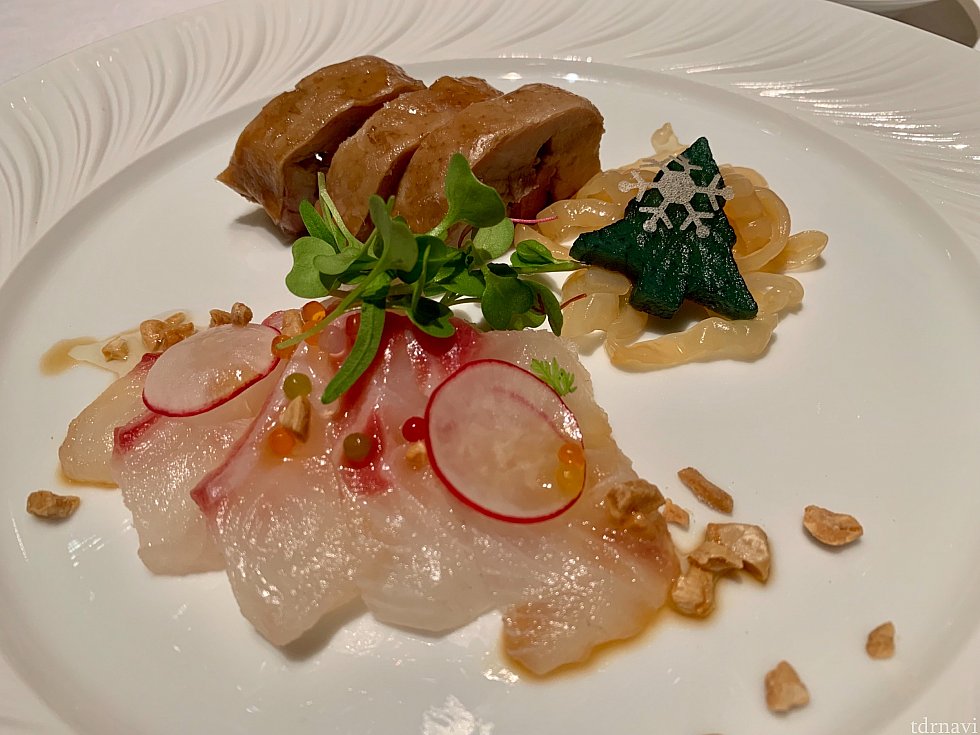 前菜の「白身魚の広東風刺身と鶏肉のスパイス醤油煮込み」は鯛はさっぱり薄味しょうゆ、鶏肉は八角がきいてて少し癖があります(私は苦手)。ツリーはすっぱい大根の漬物です!