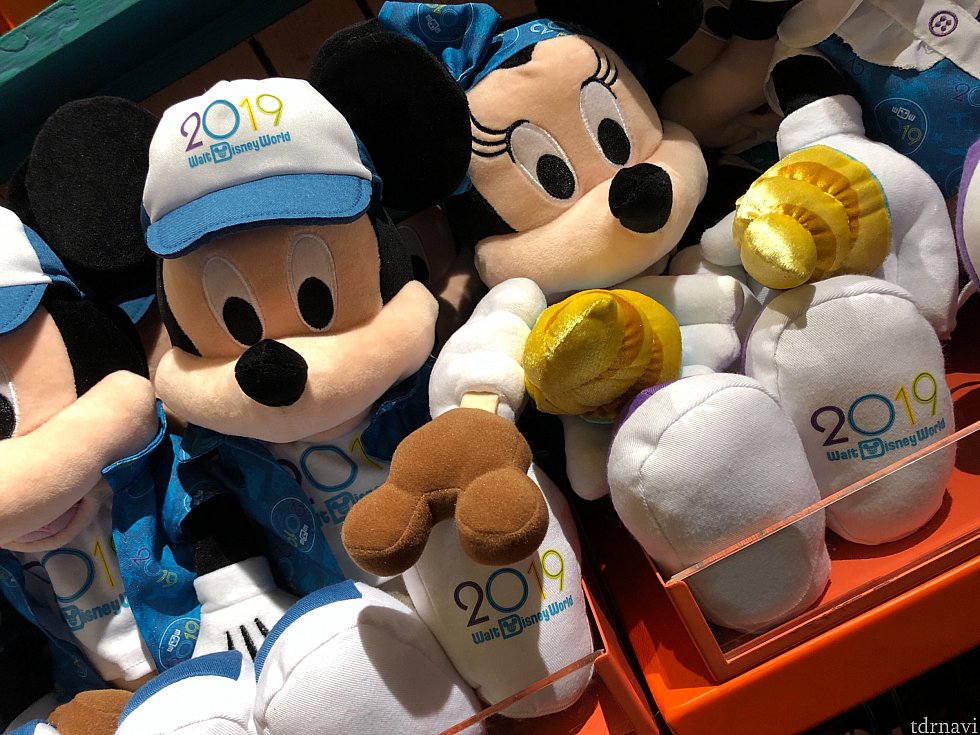 2019年バージョンのミッキー&ミニー。それぞれ手には、ミッキー型アイスクリームと、ドールホイップが。$29.99