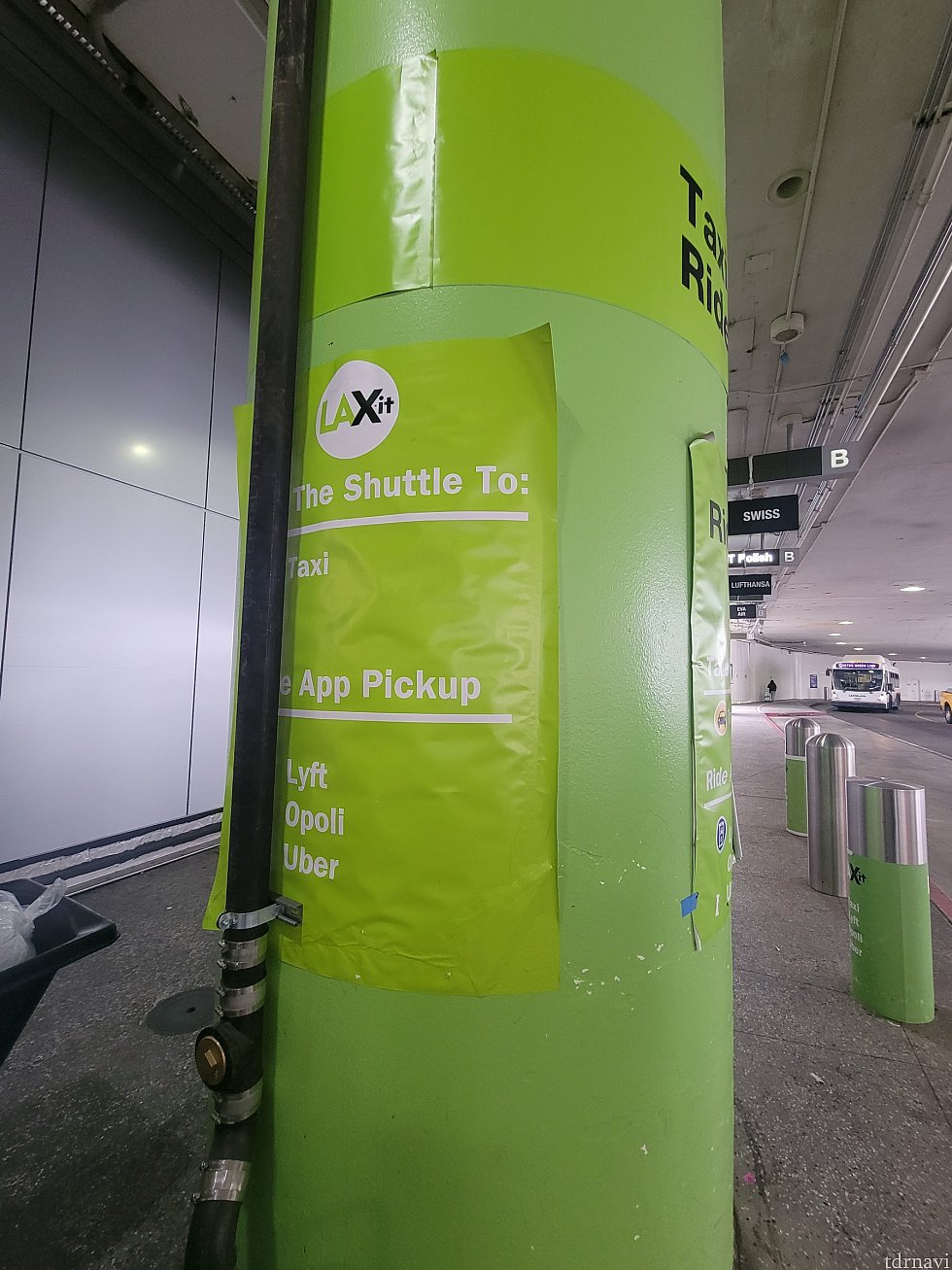 LAX-it 行きのバス乗場の目印は着緑色の柱です。