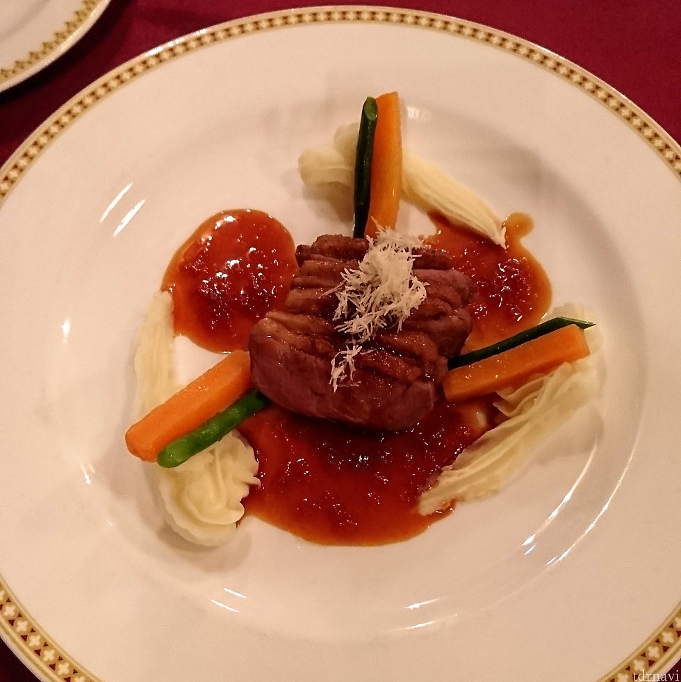 メインは鴨肉。オレンジとよく合い美味しかった😋